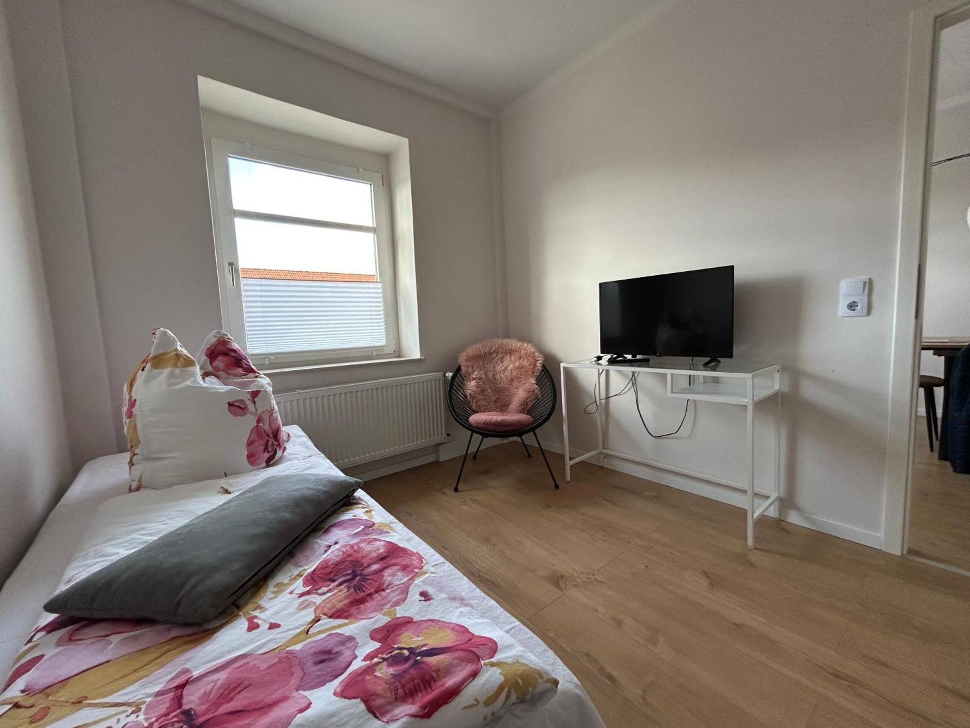 Schoene Neue 4 Zimmer Wohnung Mit Sued-Balkon Bis 8 Personen Наумбург Екстер'єр фото